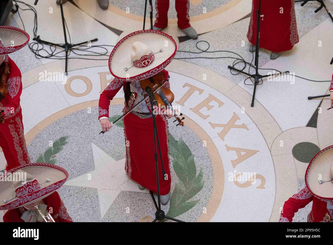 Une mariachi du lycée du comté de Starr, au Texas, joue un concert à la rotonde du capitole du Texas sur 7 mars 2023. Mariachi est une sorte de musique populaire mexicaine traditionnelle, typiquement interprétée par un petit groupe de musiciens ambulants vêtus de costumes indigènes, et est particulièrement populaire dans le sud du Texas, où les groupes de lycées se produisent souvent dans des compétitions. ©Bob Daemmrich Banque D'Images