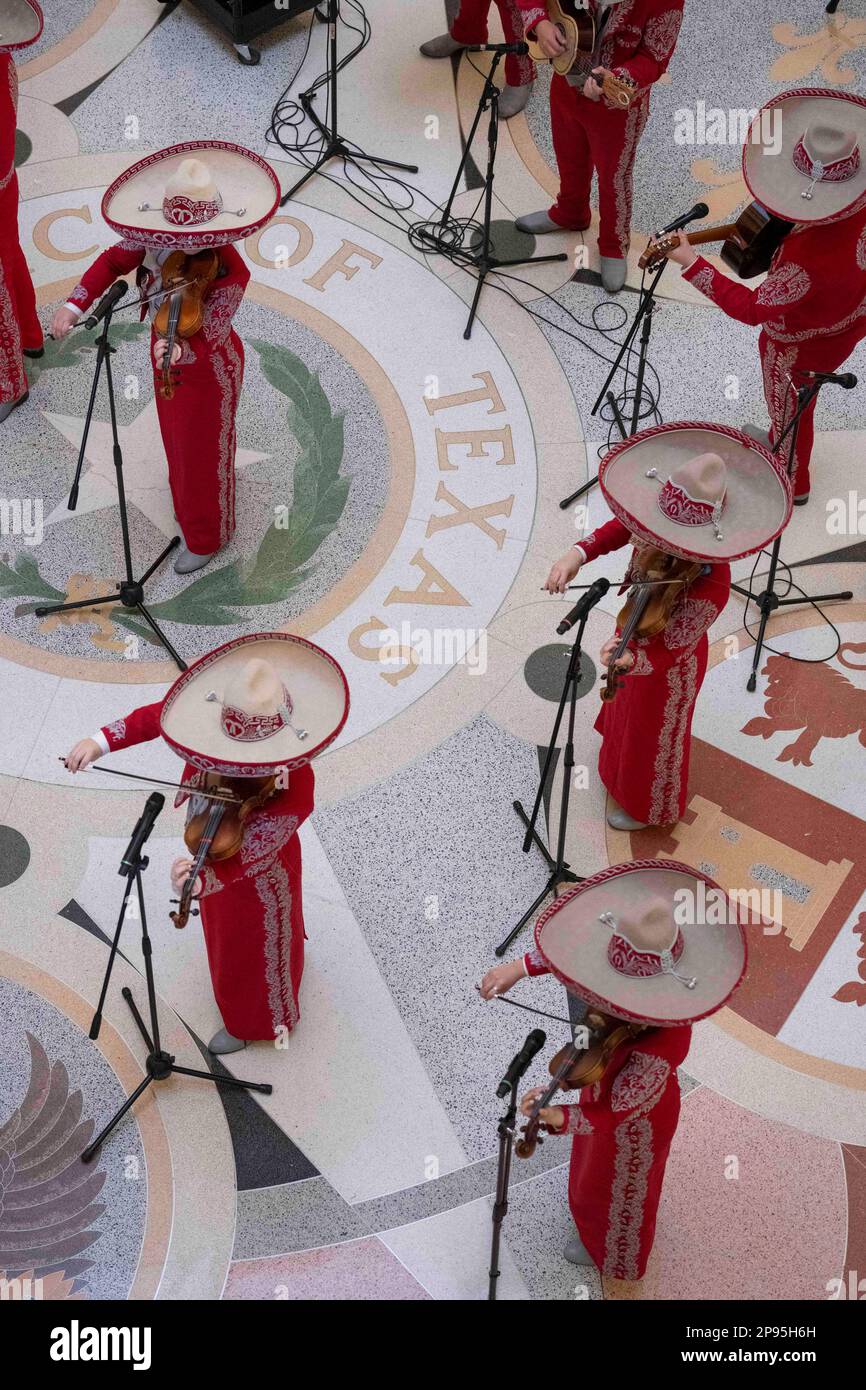 Une mariachi du lycée du comté de Starr, au Texas, joue un concert à la rotonde du capitole du Texas sur 7 mars 2023. Mariachi est une sorte de musique populaire mexicaine traditionnelle, typiquement interprétée par un petit groupe de musiciens ambulants vêtus de costumes indigènes, et est particulièrement populaire dans le sud du Texas, où les groupes de lycées se produisent souvent dans des compétitions. ©Bob Daemmrich Banque D'Images