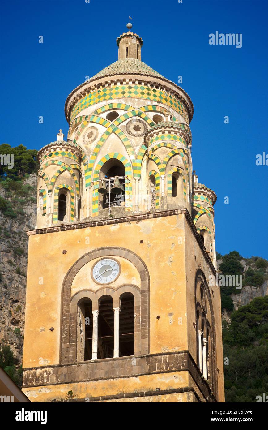 Clocher du Duomo di Sant Andrea (cathédrale St Andrew). Amalfi, Salerne, Italie côte amalfitaine. Clocher du Duomo di Sant Andrea (cathédrale St Andrew). Amalfi, Salerne, Italie côte amalfitaine. Commencé aux 9th et 10th siècles, il a été ajouté et redécoré plusieurs fois, recouvrant des éléments arabes-normands, gothiques, Renaissance, baroques, Et enfin une nouvelle façade normande-arabe-byzantine datant du 19th siècle. Banque D'Images