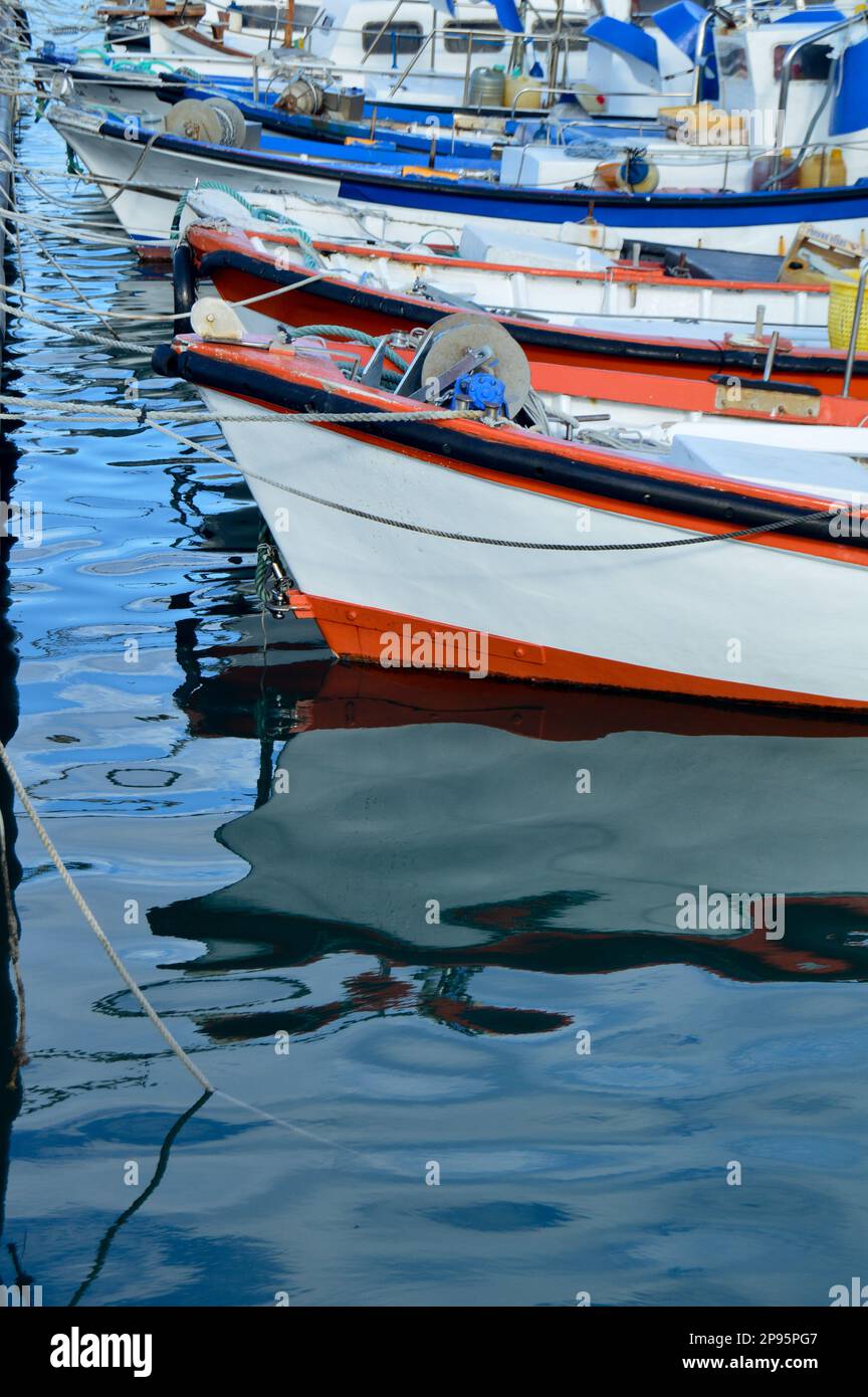 arceaux de bateaux de pêche sardine amarrés dans le port Banque D'Images