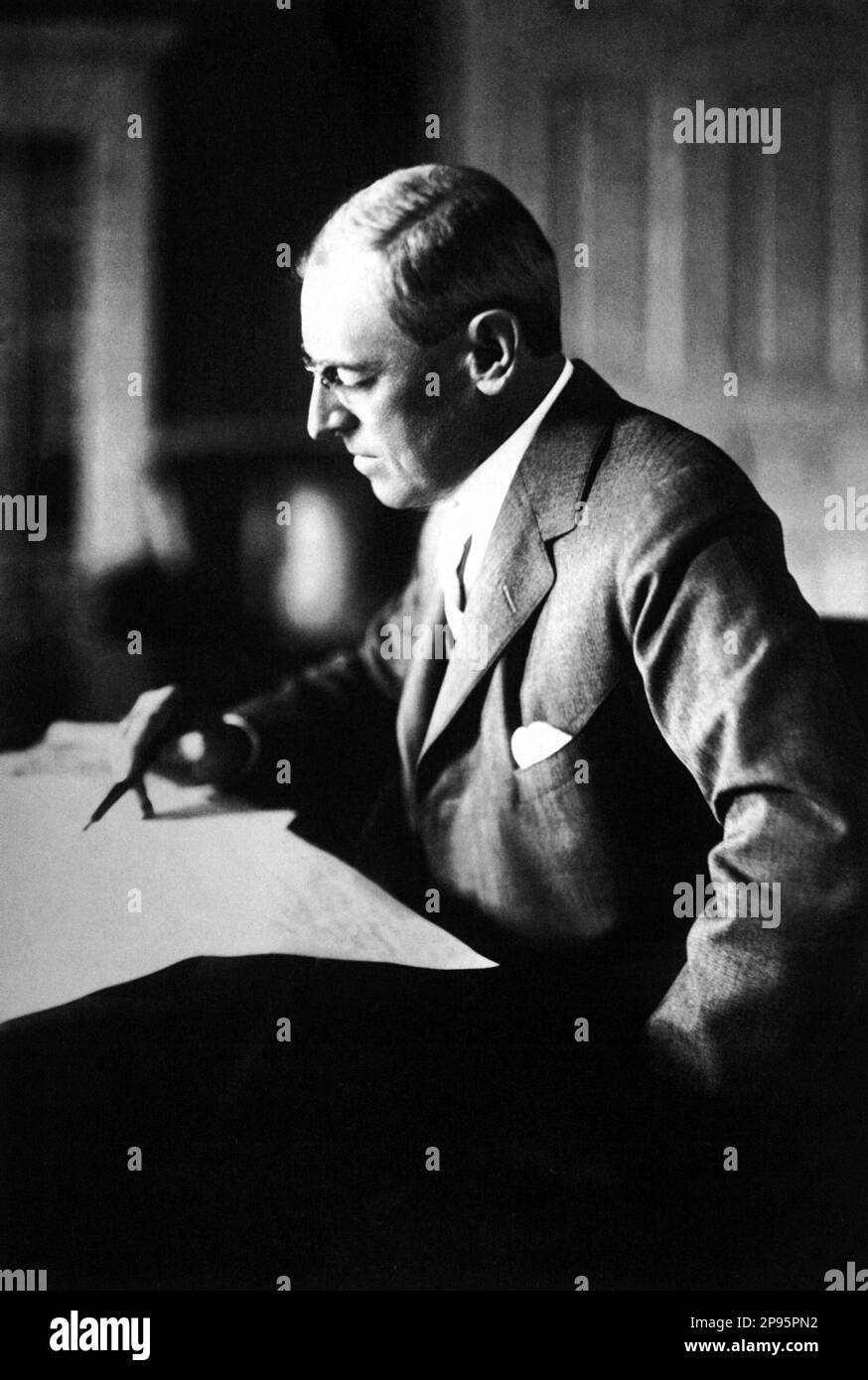 1917 c, États-Unis : Thomas Woodrow WILSON ( 1856 – 1924 ), 28th Président des États-Unis . - Presidente della Repubblica - USA - ritratto - portrait - cravatta - cravate - collier - colletto - occhiali - lentille - lunettes - pince-nez - ETATS-UNIS - bureau - scrivania - scrittoio - profilo - profil ---- Archivio GBB Banque D'Images