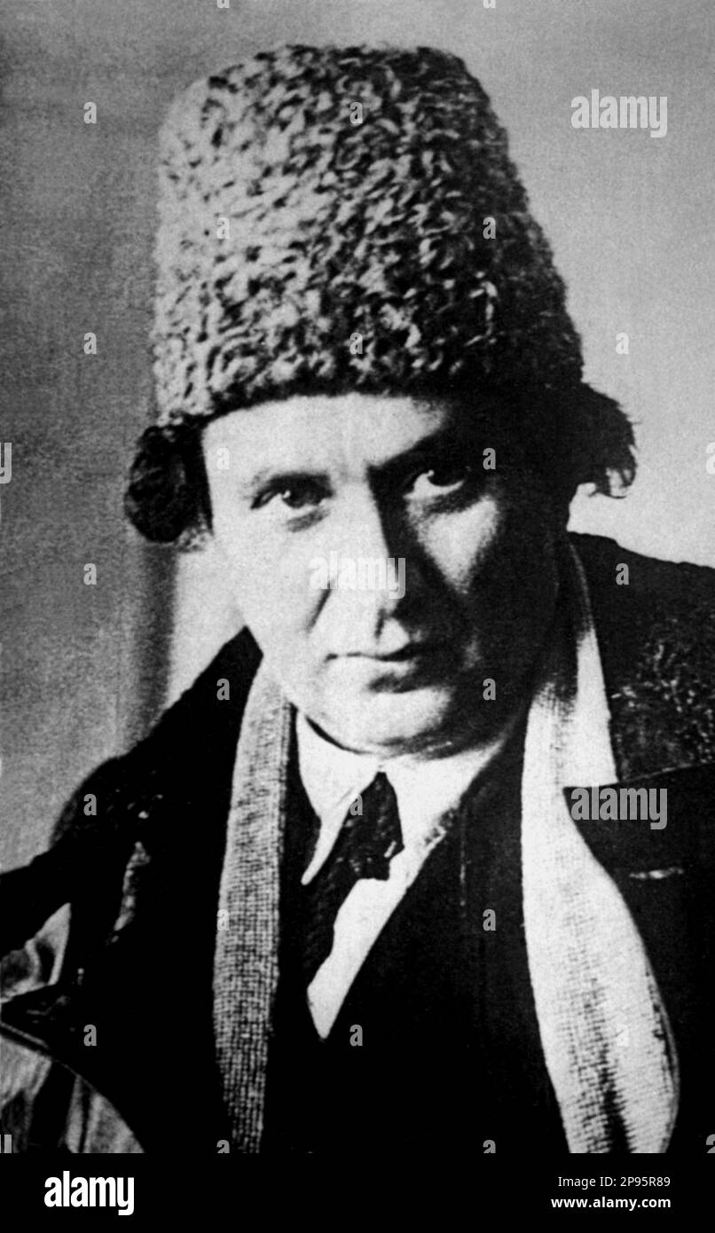 1925 c, RUSSIE : le politicien russe rivolutionarian GREGORIJ EVSEEVIC ZINOV'EV ( G. E. Apfelbaum , 1883 - 1936 ) .- Hirsch Apfelbaum - Grigory Zinoviev - Zinovev - Grigory - Grisha - POLICO - POLITICA - POLITIQUE - SOCIALISTE - SOCIALISMO - SOCIALISME - COMUNISTA - COMUNISMO - COMMUNISTE - COMMUNISTE - fstoriche - Foto storica - chapeau - cappello - ritrato - RIVUOLUIONIORE - RÉVOLUTION - RIVOLUZIONARIA - colbacco - ZINOVEV - ZINOVIEV --- Archivio GBB Banque D'Images