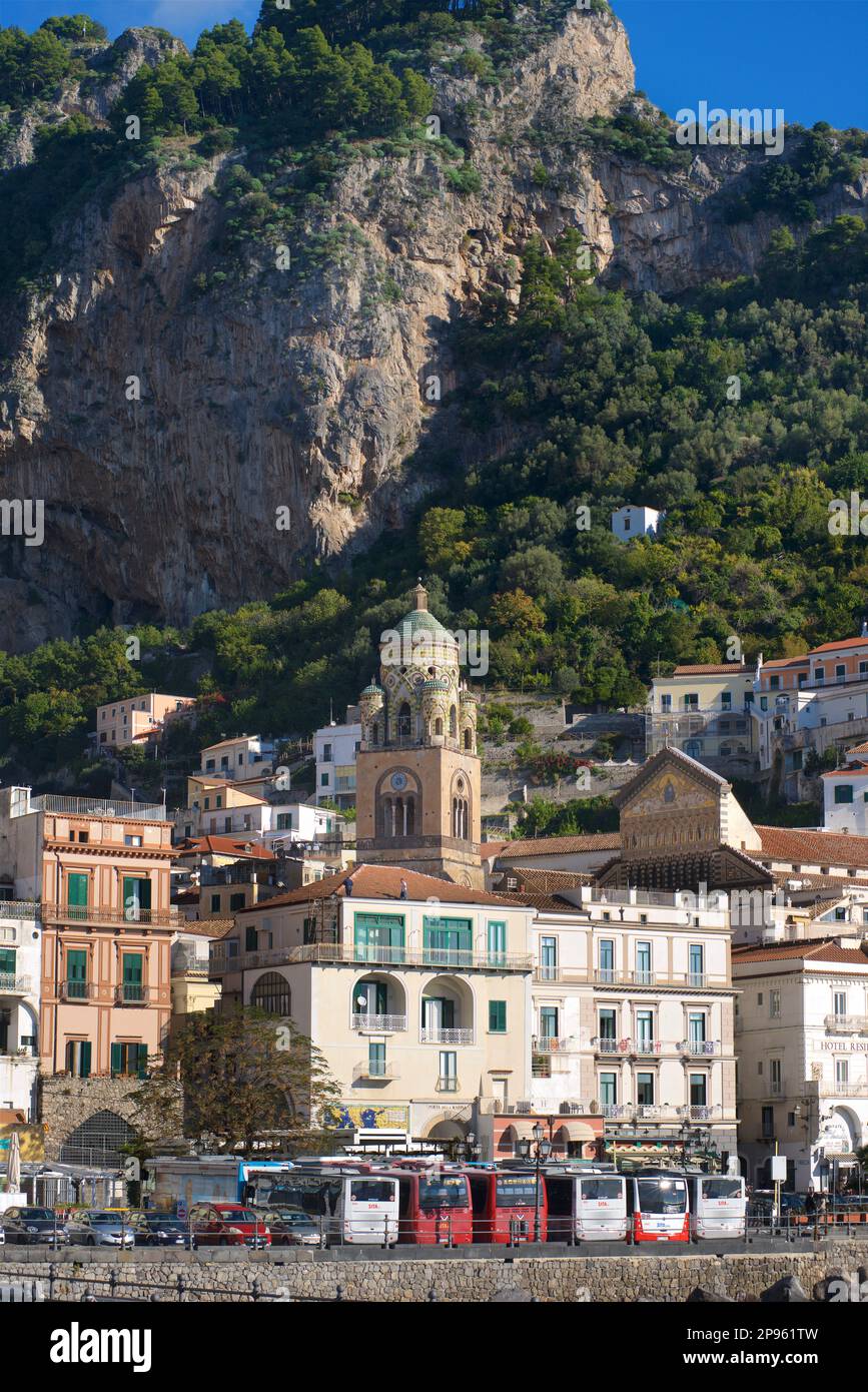 Architecture locale. Les bâtiments embrassent la colline escarpée de la côte amalfitaine. Amalfi, Salerne, Italie Belotower du Duomo di Sant Andrea (cathédrale St Andrew) se levant derrière les hôtels sur le front de mer. Banque D'Images