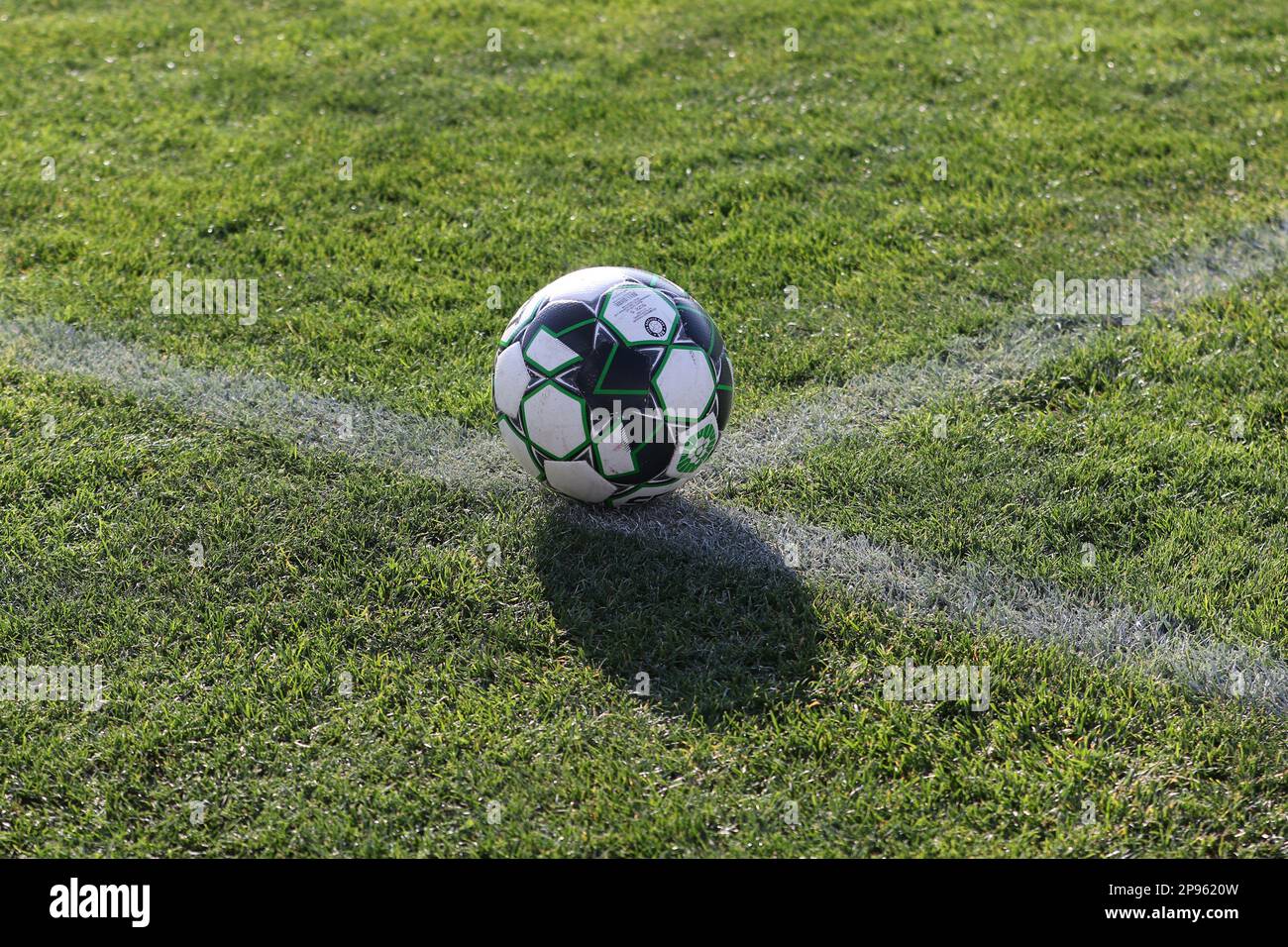 ODESSA, UKRAINE - novembre 2021 : ballon officiel de football sur l'herbe verte naturelle du terrain de football. Banque D'Images