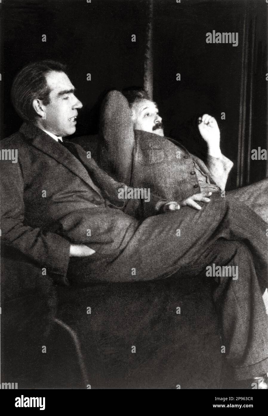 1925 , 11 décembre , Allemagne : le physicien allemand ALBERT EINSTEIN ( 1879 - 1955 ) , Prix Nobel 1921 . Sur cette photo, les danois Niels Bohr ( 1885 - 1962 ) et Albert Einstein , par le photographe Paul Ehrenfest ( 1880 - 1933 ). La photo a été prise chez Ehrenfest à Leiden, l'occasion a probablement été l'anniversaire 50th du doctorat de Hendrik Lorentz ( 11 décembre, 1925 ).- foto storiche - foto storica - scienziato - scientifique - portrait - ritratto - physique - FISICA - FISICO - SCIENZA - SCIENCE - bachigi - moustache - PREMIO NOBEL PER LA FISICA - Atomica - Atomo - scienzia Banque D'Images