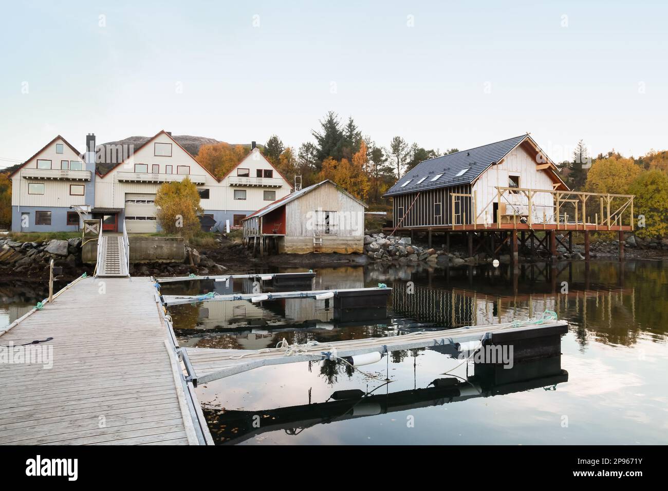 Village de pêcheurs norvégien, vue sur la côte avec maisons en bois et granges sur la côte de la mer. Snillfjord, région de SOR-Trondelag, Vingvagen Banque D'Images