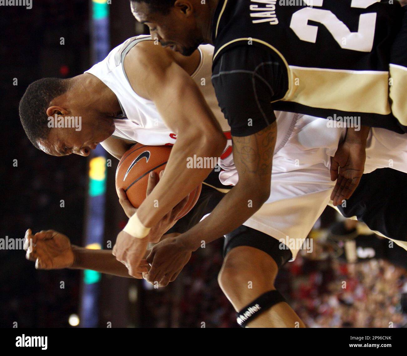 Ohio State's Evan Turner, left, grabs a rebound in front of Purdue's Lewis Jackson, right, during the first half of an NCAA college basketball game Tuesday, Feb. 3, 2009, in Columbus, Ohio. (AP Photo/Terry Gilliam) Banque D'Images