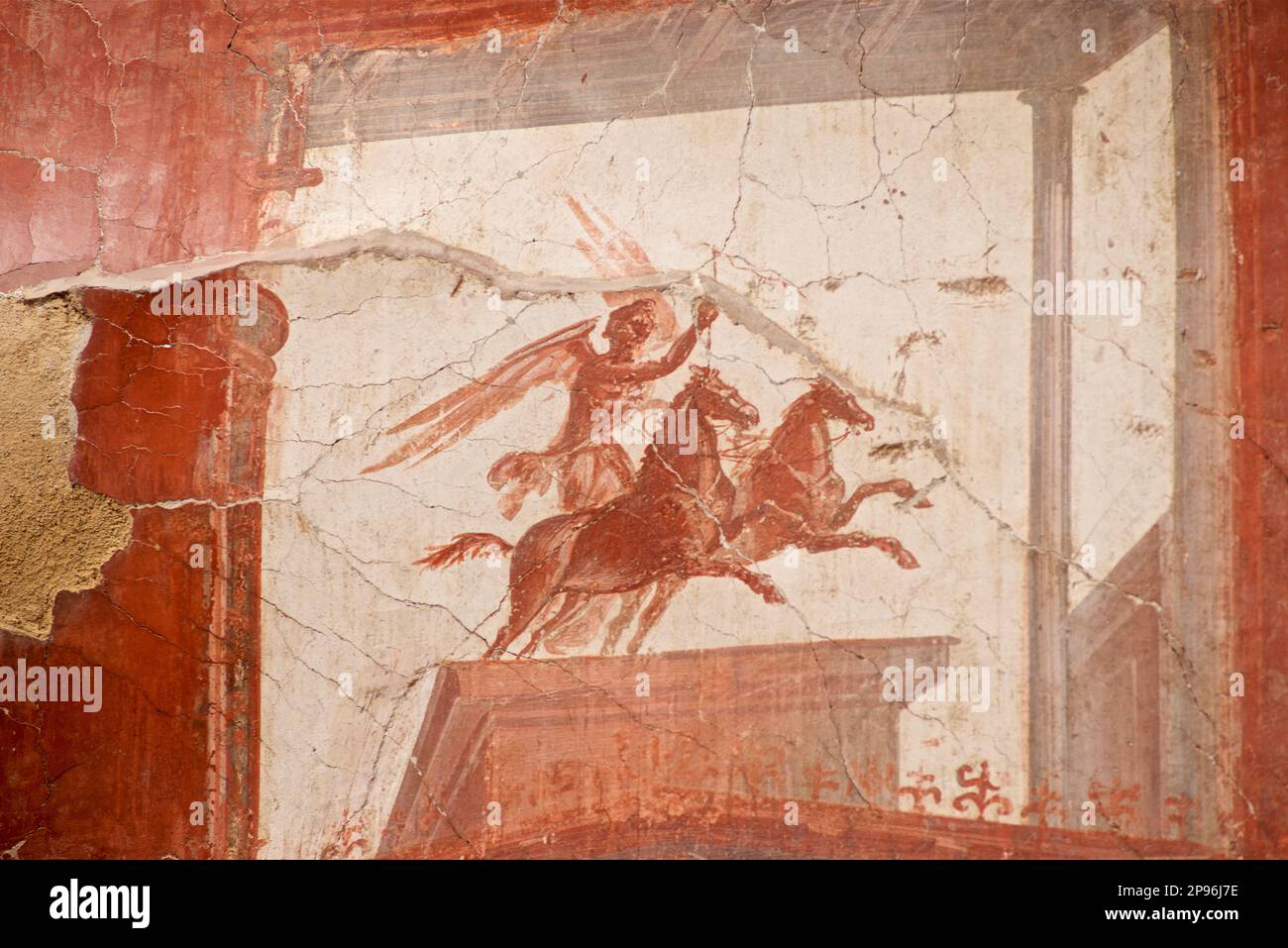 Herculanum découvert. Herculanum a été enterré sous la cendre volcanique et la pierre ponce dans l'éruption du Vésuve en 79. Ercolano, Campanie, Italie . Peinture sur les murs du Collège des Augustins, sanctuaire central. Course de char. Pilote à ailes. Chars chassés par la victoire aigée. Banque D'Images