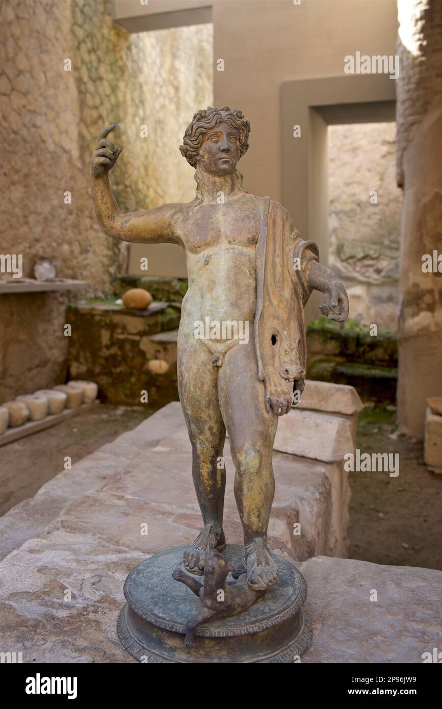 Figurine de bronze mâle debout sur une féline pacifiée / loup