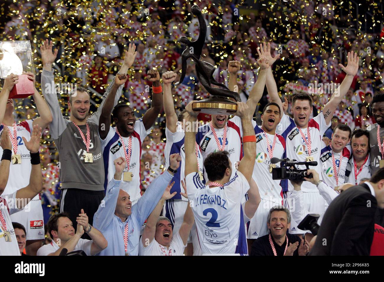 Players of France celebrate on podium after defeating Croatia in during the final match at the Men's Handball World Championship in Zagreb, Croatia, Sunday, Feb. 1, 2009. (AP Photo/Darko Bandic) Banque D'Images
