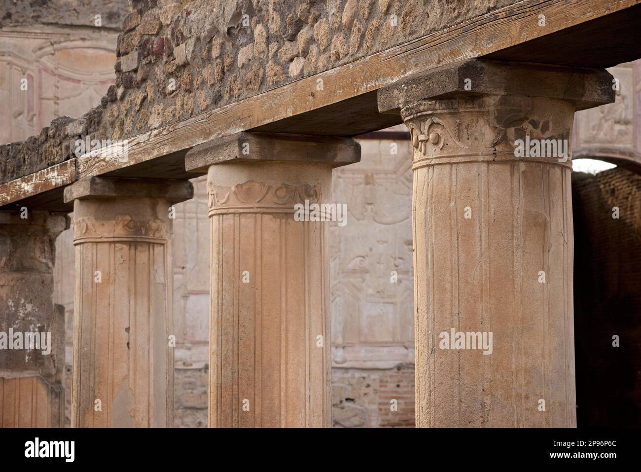 Colonnade. Colonnes en pierre, Pompéi, Naples, Italie Pompéi a été enterrée sous des mètres de cendres et de pierre ponce après l'éruption catastrophique du Vésuve en 79 A.D. Le site préservé présente des ruines excavées de rues et de maisons que les visiteurs peuvent librement explorer. Banque D'Images