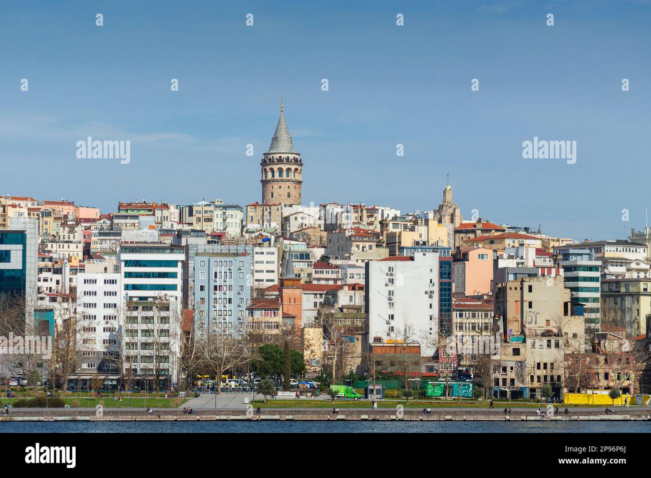 Tour de Galata. Paysage urbain d'Istanbul avec ciel bleu. Istanbul, Turquie - Mars 2023. Banque D'Images