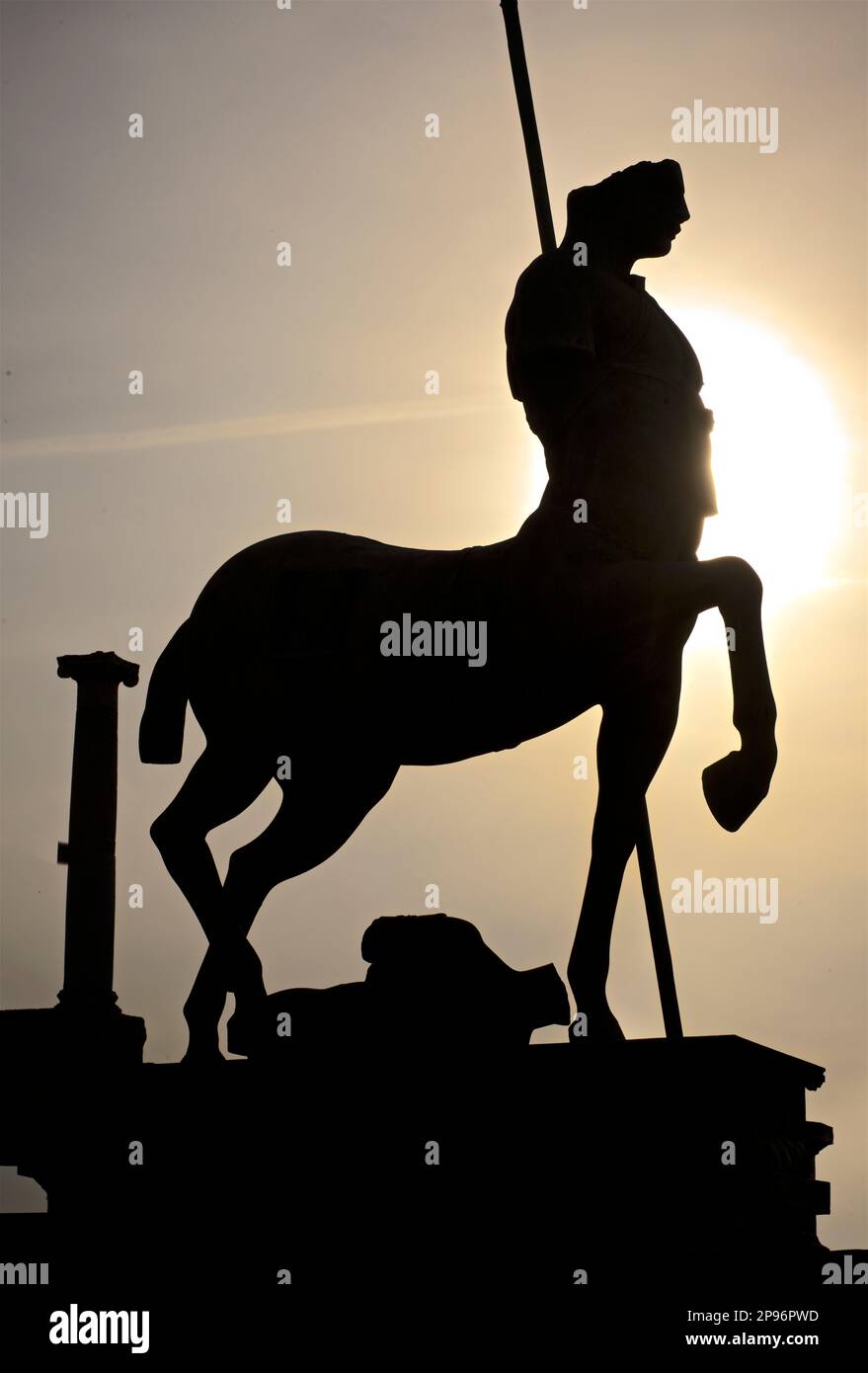 Centauro de statue de bronze intitulée 'Centauro' par l'artiste polonais moderne Igor Mitoraj, situé au milieu des ruines de Pompéi, Naples, italie Banque D'Images