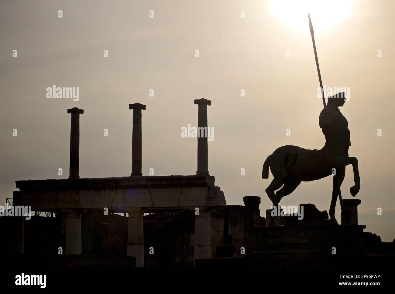 Centauro de statue de bronze intitulée 'Centauro' par l'artiste polonais moderne Igor Mitoraj, situé au milieu des ruines de Pompéi, Naples, italie Banque D'Images
