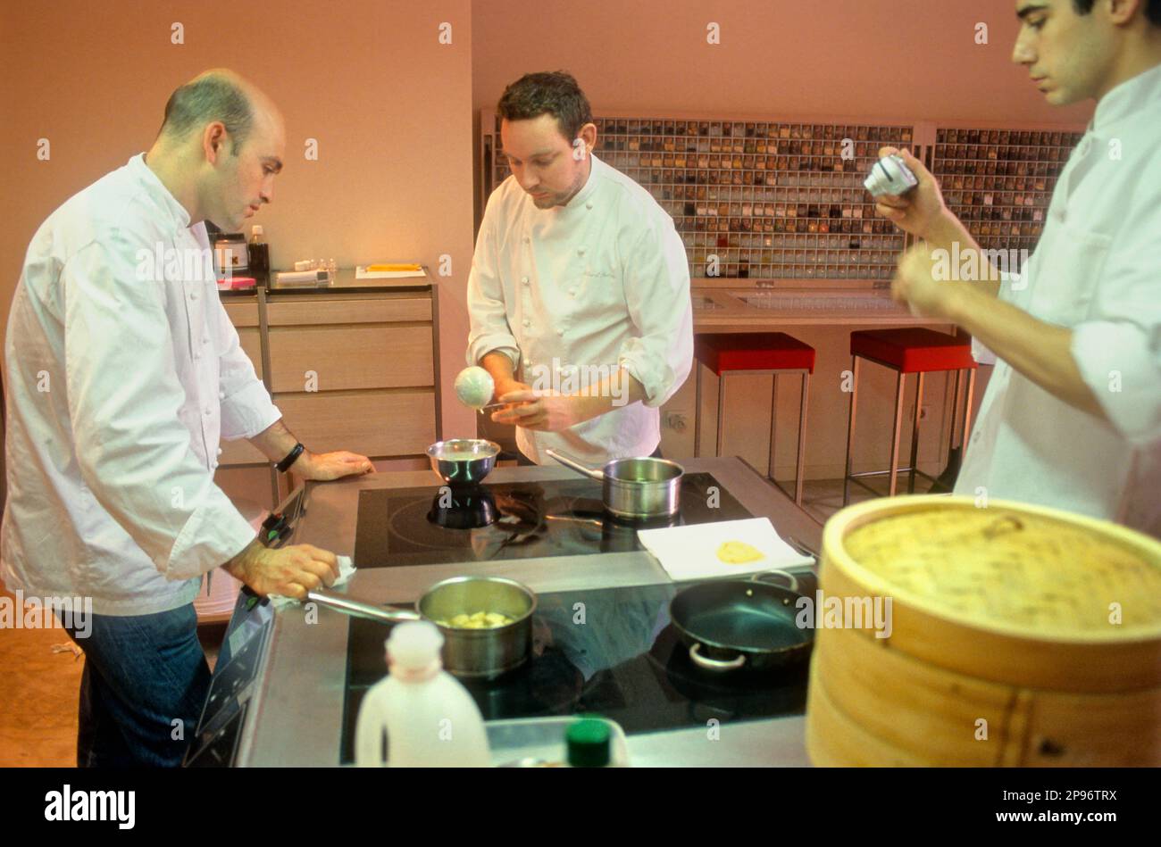 Albert Adrià et le groupe de recherche enquêtant .El Bulli Taller(atelier de Bulli).Here Ferran Adrià et son groupe de recherche travaille.Portaferrissa rue. Banque D'Images