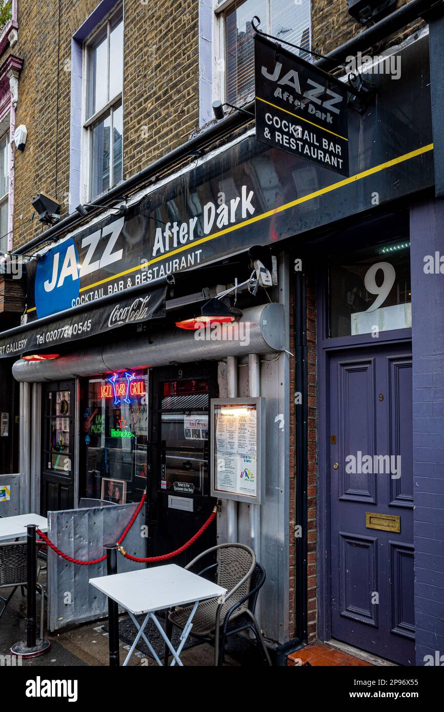 Salle de musique jazz After Dark Night, bar-restaurant de concerts de jazz dans le quartier des divertissements de Soho à Londres. Jazz après Londres sombre. Banque D'Images