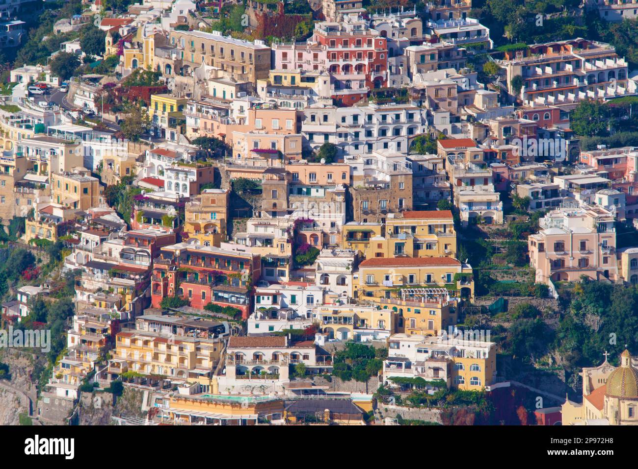 Le centre de Positano et la plage vus depuis le sentier de randonnée à l'approche connu sous le nom de Walk of the Gods. Mer Tyrrhénienne, Méditerranée, Italie Banque D'Images