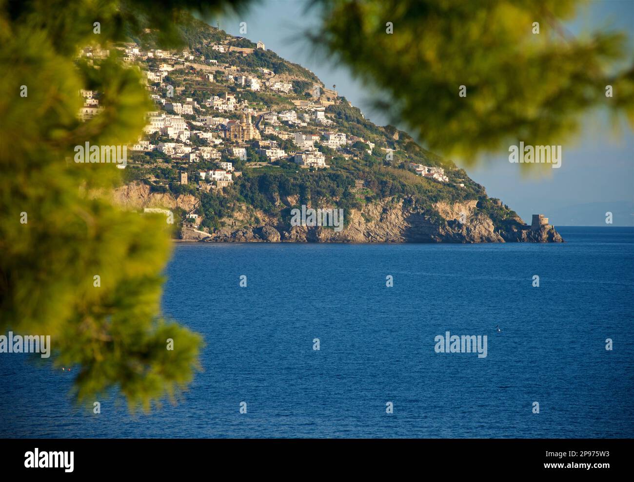 Côte amalfitaine à l'est de Positano, encadrée par le feuillage des arbres. Mer Tyrrhénienne, Méditerranée. Italie Banque D'Images