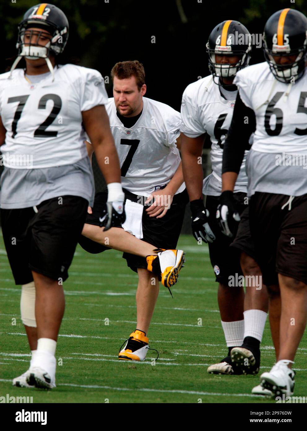 Pittsburgh Steelers quarterback Ben Roethlisberger (7) warms up behind offensive linemen Darnell Stapleton (72), Tony Hills (66), and Jeremy Parquet (65) before the football team's first practice at the University of South Florida in Tampa, Fla., Wednesday, Jan. 28, 2009. The Steelers face the Arizona Cardinals in Super Bowl XLIII Feb. 1, in Tampa. (AP Photo/Gene J. Puskar) Banque D'Images