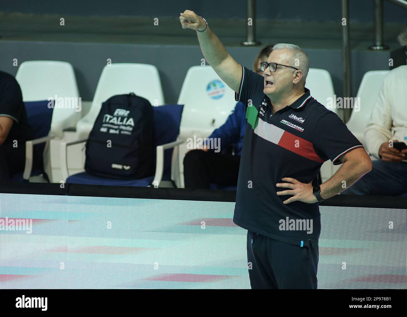 ZAGREB, CROATIE - MARS 10: Entraîneur-chef de l'Italie Alessandro Campagna gestes pendant le match de la coupe du monde de polo d'eau pour hommes entre la Hongrie et l'Italie sur 10 mars 2023 à Zagreb, Croatie. Photo: Marko Prpic/PIXSELL Banque D'Images