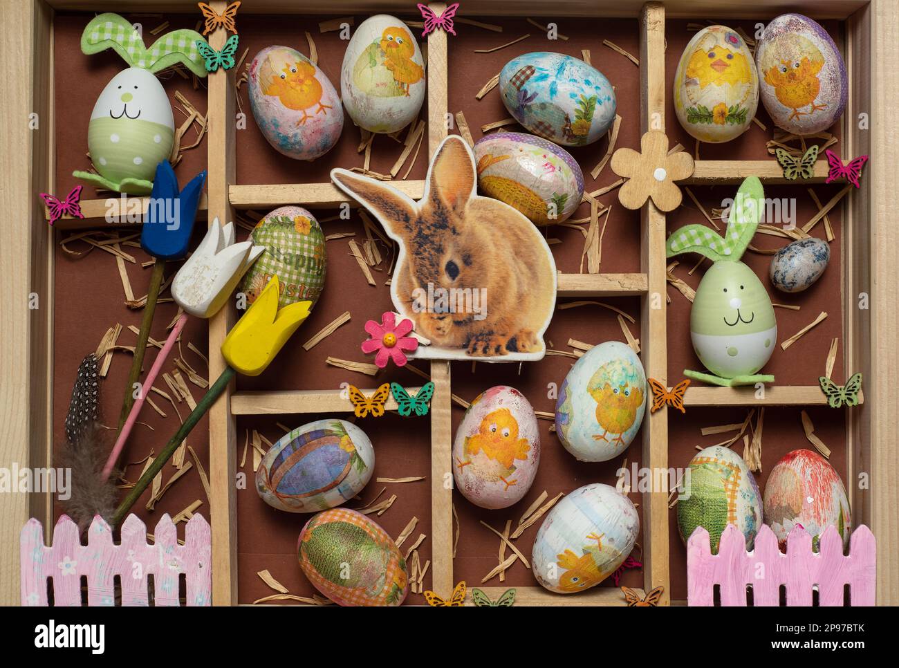 Coffret cadeau en bois de fête avec décoration de Pâques - œufs de Pâques, biscuits, lapins, carottes, bonbons et symboles de fête - vue sur le dessus Banque D'Images