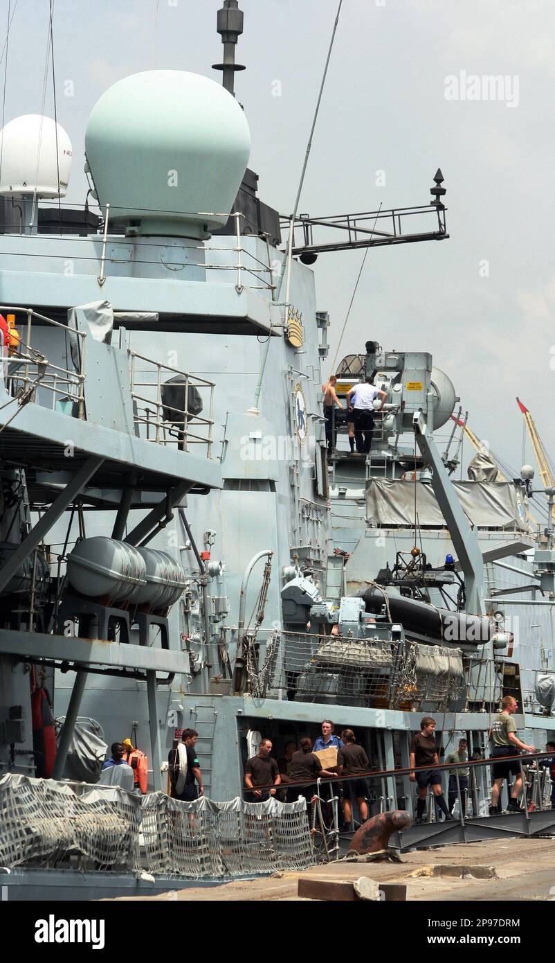 Royal Navy Frigate HMS Northumberland docked at Mombasa Port, Kenya, to load essential foodstuffs on board the ship Monday Jan 26, 2009. The ship was expected to leave the port of Mombasa Monday afternoon to escort four World Food Programme relief ships loaded with cargo to Somalia. The naval ship will protect the four WFP ships which are loaded with cargo against any hijacking or attacks by pirates.(AP Photo) Banque D'Images