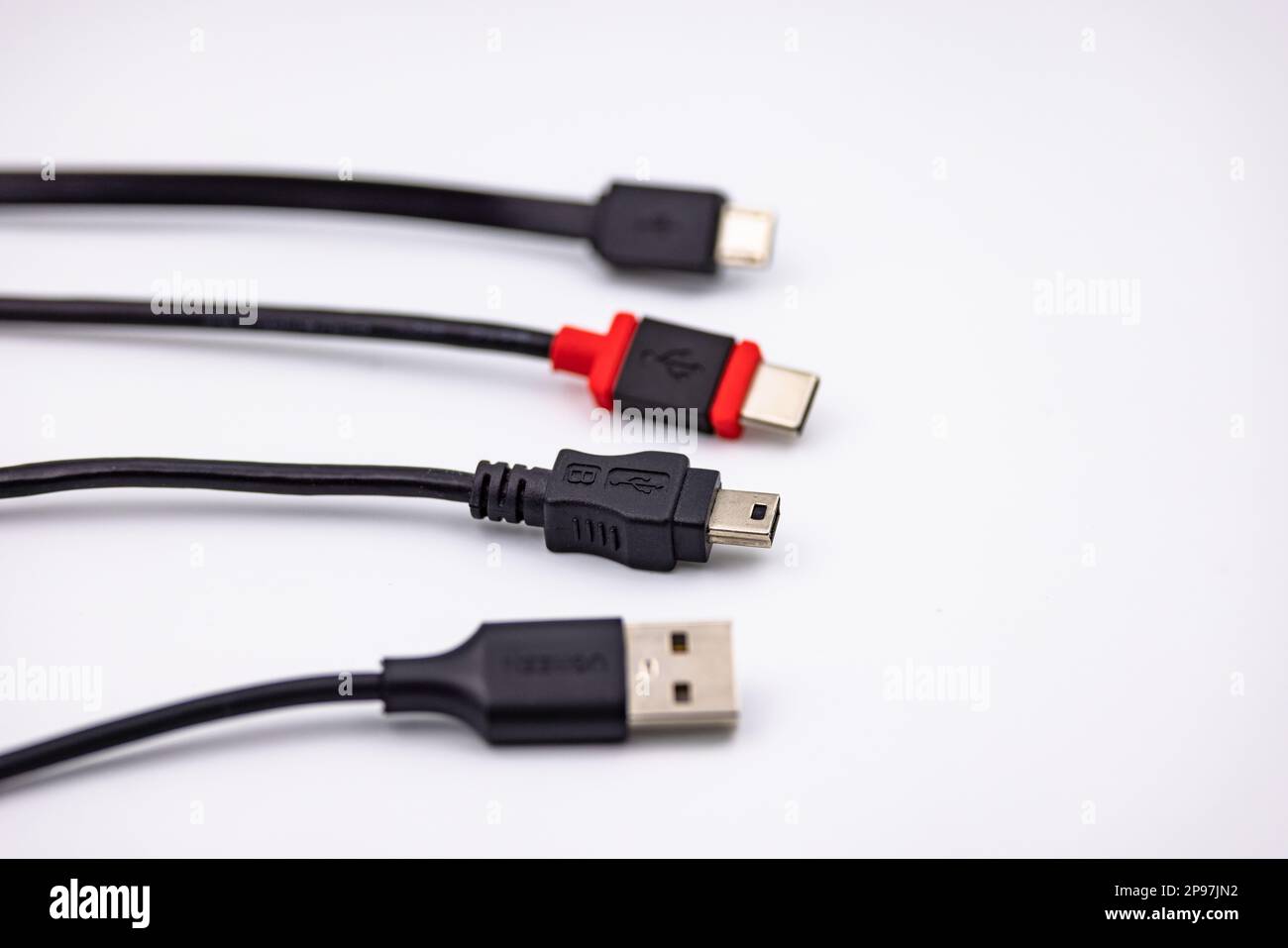 USB Type A et Type C, ainsi que micro USB et mini connecteur USB rognés sur fond blanc avec mise au point sélective Banque D'Images