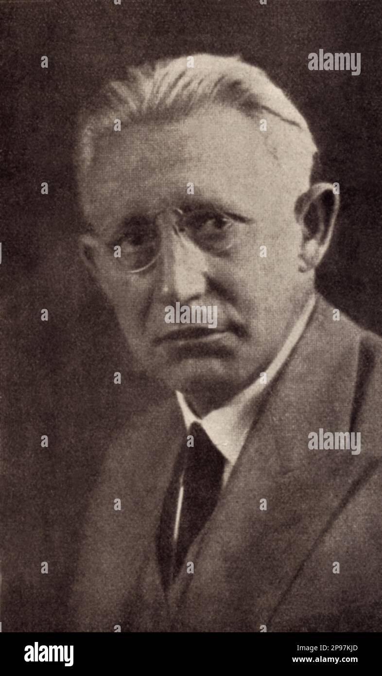 1932 CA , ITALIE : le filogolo italien et fasciste Accademico d'Italia GIULIO BERTONI ( Modène 1878 - Roma 1942 ). Professeur d'université à Roma , Friburg et Torino . Directeur de la section Linguistica della Enciclopedia Italiana TRECCAI ( 1925 - 37 ). Fondateur et recteur de la revue littéraire Archivum Romanicum ( 1917 ) - FILOLOGIA - LETTERATURA - portrait - ritratto - letterato - occhiali - Lens - LINGUISMO - LINGUISTE - LINGUISTA - studio del dialecto --- Archivio GBB Banque D'Images