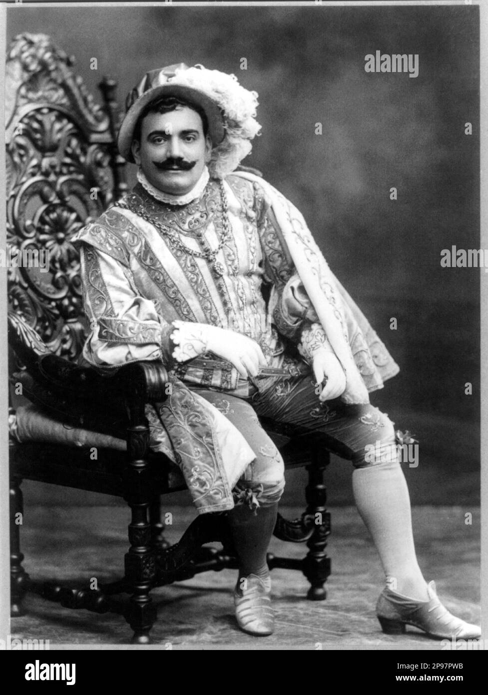 Le chanteur italien d'opéra tenore ENRICO CARUSO ( Napoli 1873 - 1921 ) à  RIGOLETTO par Giuseppe Verdi au Metropolitan Theatre de New York . Photo de  A. Dupont , New York ,