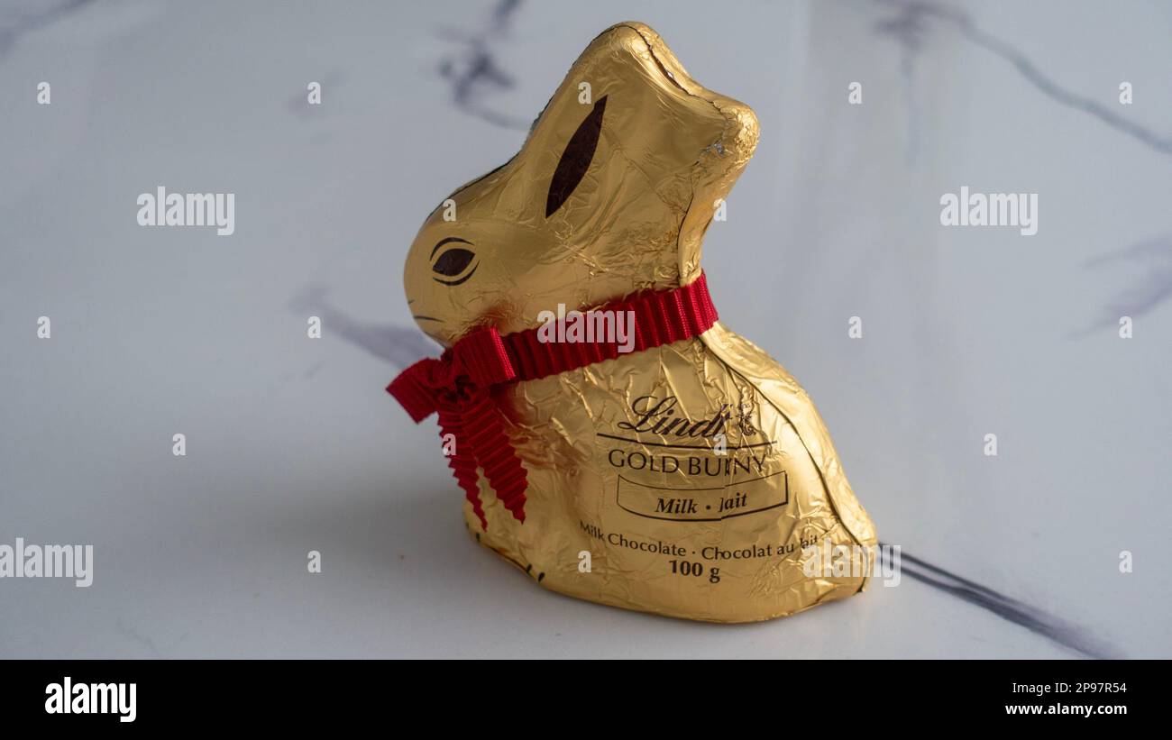 9 mars 2023- chocolat au lait de lapin doré Lindt à Surrey, Colombie-Britannique Canada Banque D'Images