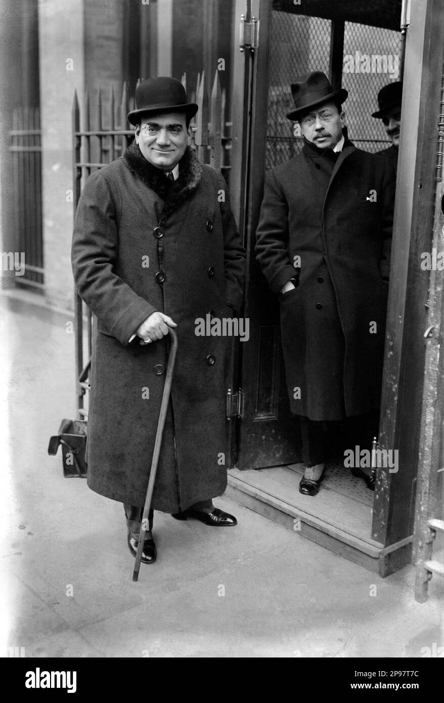 1915 CA,, New York , Etats-Unis : le chanteur italien d'opéra tenore ENRICO  CARUSO ( Napoli 1873 - 1921 ) avec le compositeur RICHARD BARTHELEMY à  l'entrée de scène du Metropolitan Opera