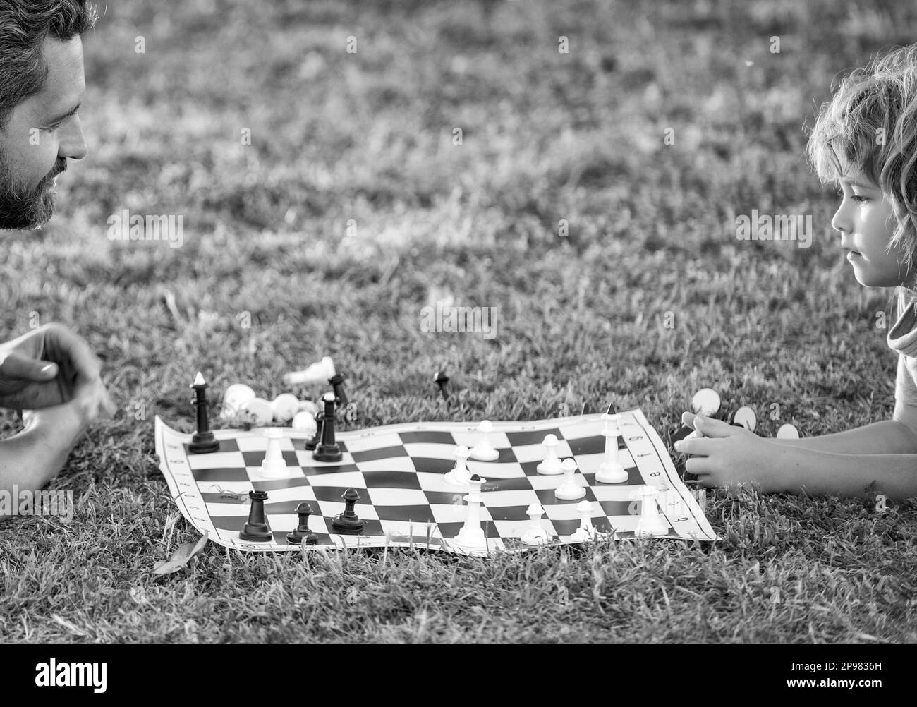 père et fils jouant aux échecs dans le parc. fête des pères. bonne famille. parentalité Banque D'Images