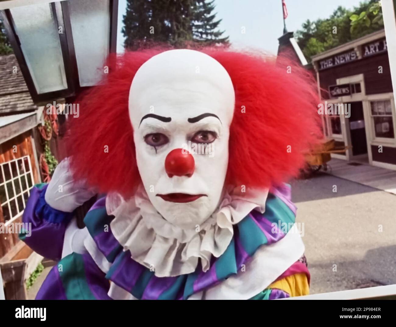 ÉTATS-UNIS. Tim Curry comme Pennywise dans une scène de la mini-série (C)ABC/Warner Bros : IT (1990). Complot : en 1960, sept sorties préadolescentes combattent un démon maléfique qui se pose comme un clown tuant des enfants. Trente ans plus tard, ils s'unissent pour arrêter le démon une fois pour toutes quand il revient à leur ville natale. REF: LMK110-J8831-020323 fourni par LMKMEDIA. Éditorial uniquement. Landmark Media n'est pas le propriétaire des droits d'auteur de ces images de films ou de téléviseurs, mais fournit un service uniquement pour les médias reconnus. pictures@lmkmedia.com Banque D'Images