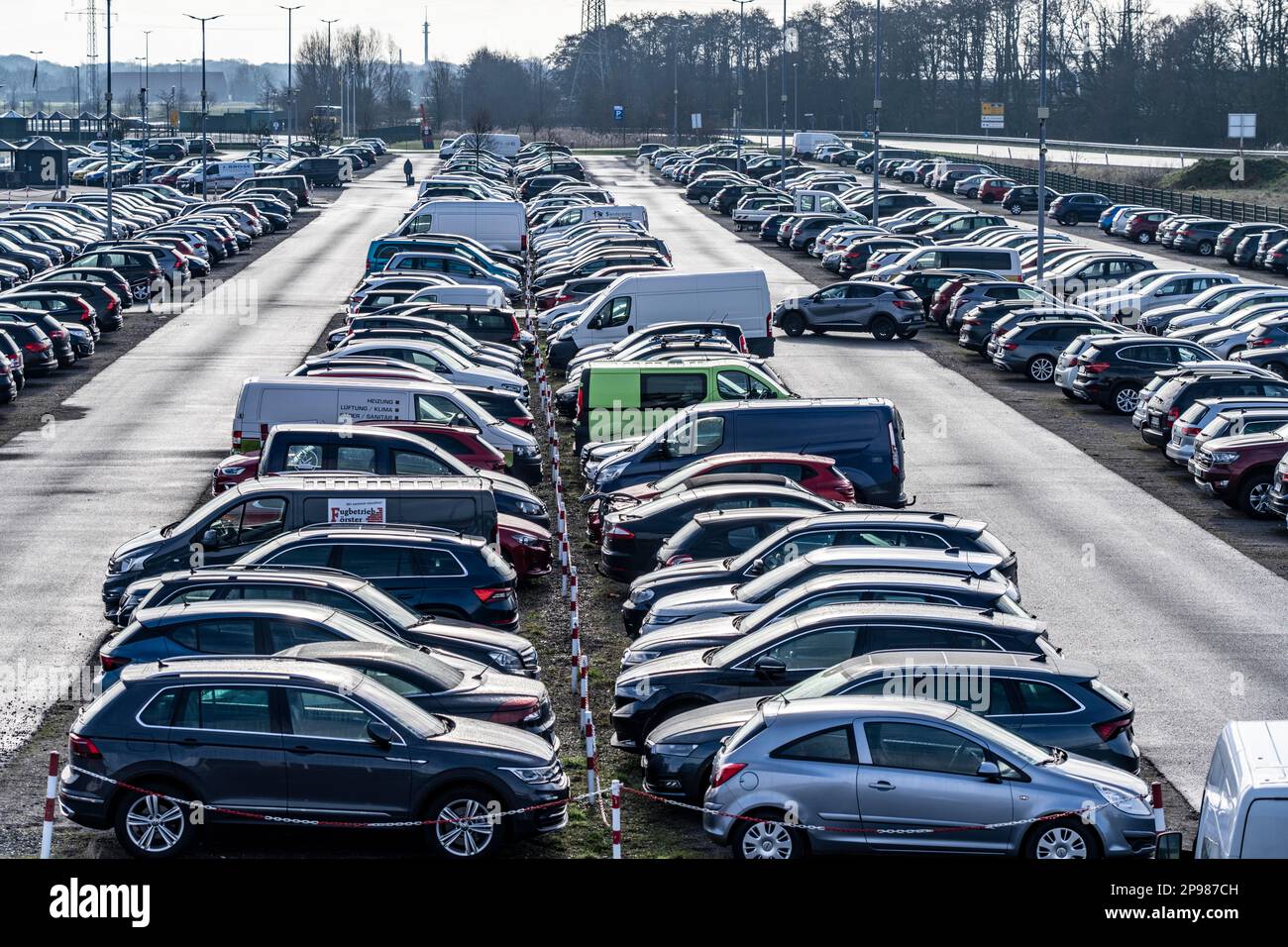 De grands parkings au terminal des ferries vers les îles de la Frise orientale de Norderney et de Juist, Basse-Saxe, Allemagne Banque D'Images