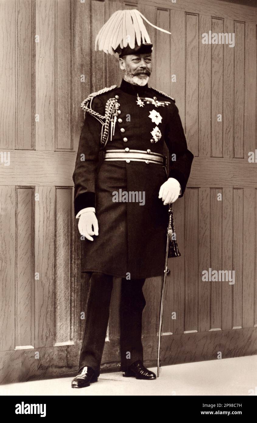 1930 , Londres , Angleterre : le Roi GEORGE V du Royaume-Uni ( Prince de Cornouailles et York , 1865 - 1936 ) . Fut le premier monarque britannique appartenant à la Maison de Windsor, qu'il créa à partir de la branche britannique de la Maison allemande de Saxe-Coburg-Gotha. En plus d'être roi du Royaume-Uni et des royaumes du Commonwealth, George était aussi l'empereur de l'Inde et le premier roi de l'État libre irlandais. George régna du 6 mai 1910 à la première Guerre mondiale (1914–1918) jusqu'à sa mort en 1936. Fils du roi EDWARD VII d'Angleterre ( 1841 - 1910 , Prince de Galles ) et de la reine ALEXANDRA ( Banque D'Images