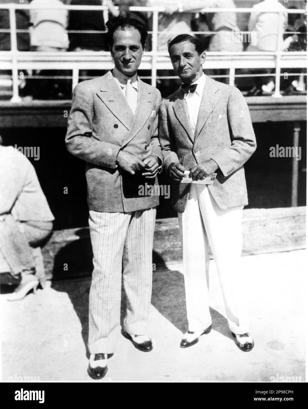 1930 : Les compositeurs DE musique GEORGE GERSHWIN ( à gauche sur cette photo ) et IRVING BERLIN - MUSICAL - Broadway - COMPOSITORE - CLASSICA - CLASSIQUE - PORTRAIT - RITRATTO - MUSICISTA - MUSICA - papillo - noeud papillon - CRAVATTA - CRAVATE - collier - chaussures - scarpe -- ARCHIVIO GBB Banque D'Images