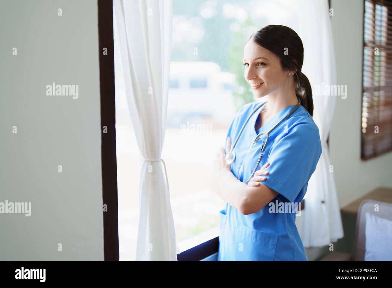 Portrait d'une femme médecin debout souriant prête à travailler le matin. Banque D'Images