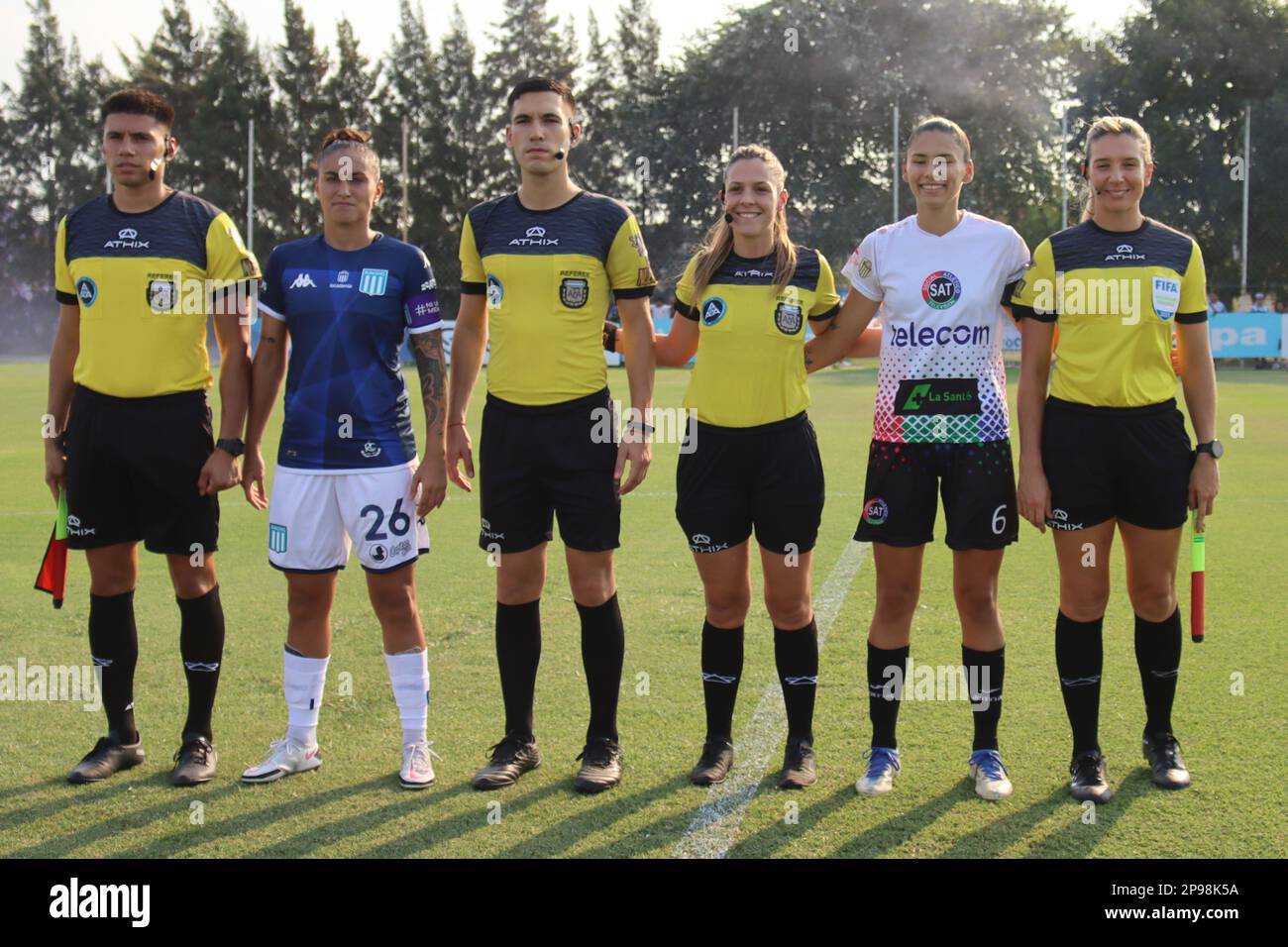 Avellaneda, Argentine, 10, mars 2023. Capitains et arbitres pendant le match entre Racing Club contre social Atletico Television, match 3, Professional Femenin Soccer League of Argentina 2023 (Campeonato Femenino YPF 2023). Crédit: Fabideciria. Banque D'Images