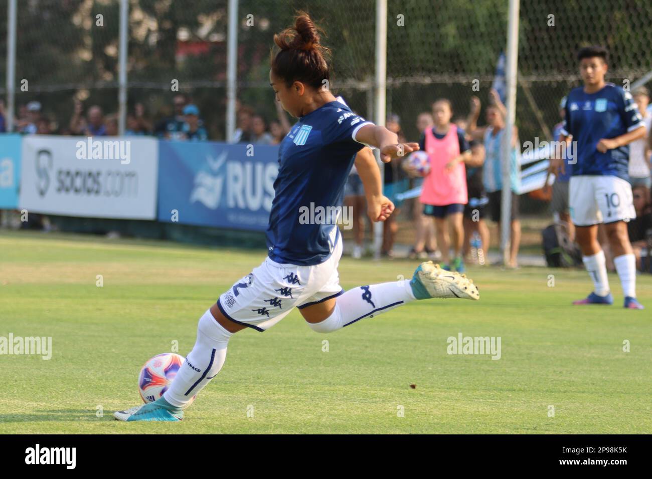 Avellaneda, Argentine, 10, mars 2023. Melina Moreno de Racing Club tire à but pendant le match entre Racing Club vs social Atletico Television, match 3, Professional Femenin Soccer League of Argentina 2023 (Campeonato Femenino YPF 2023). Crédit: Fabideciria. Banque D'Images