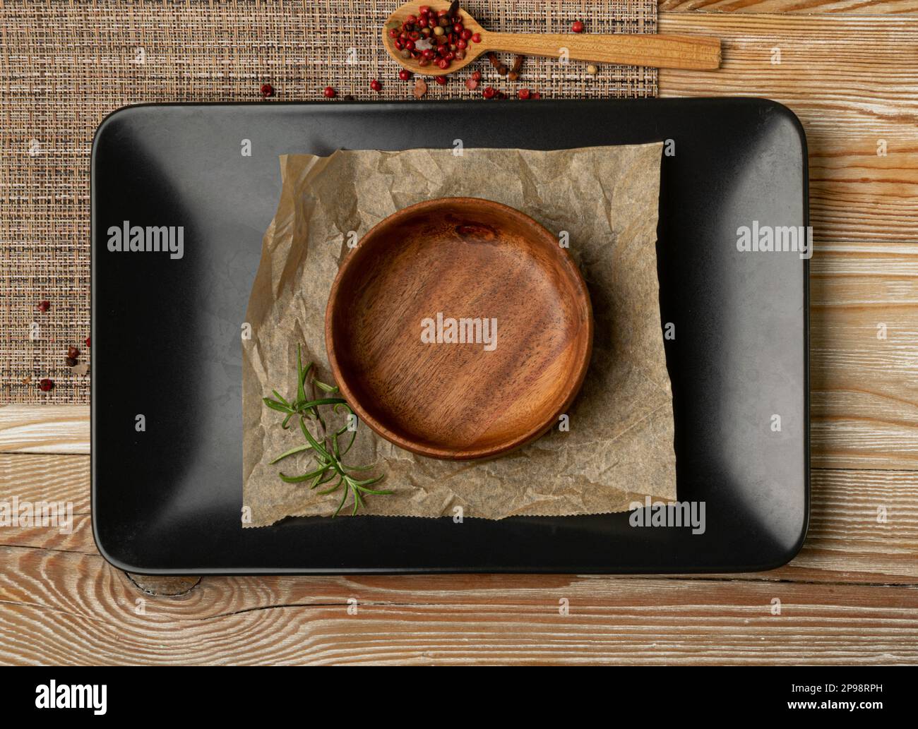 Vider les bols noirs et les assiettes en bois sur le fond de la table en bois, vue de dessus de maquette de plaque noire, cuisine rustique avec espace de copie Banque D'Images Vider les bols noirs et les assiettes en bois sur le fond de la table en bois, vue de dessus de maquette de plaque noire, cuisine rustique avec espace de copie Banque D'Images