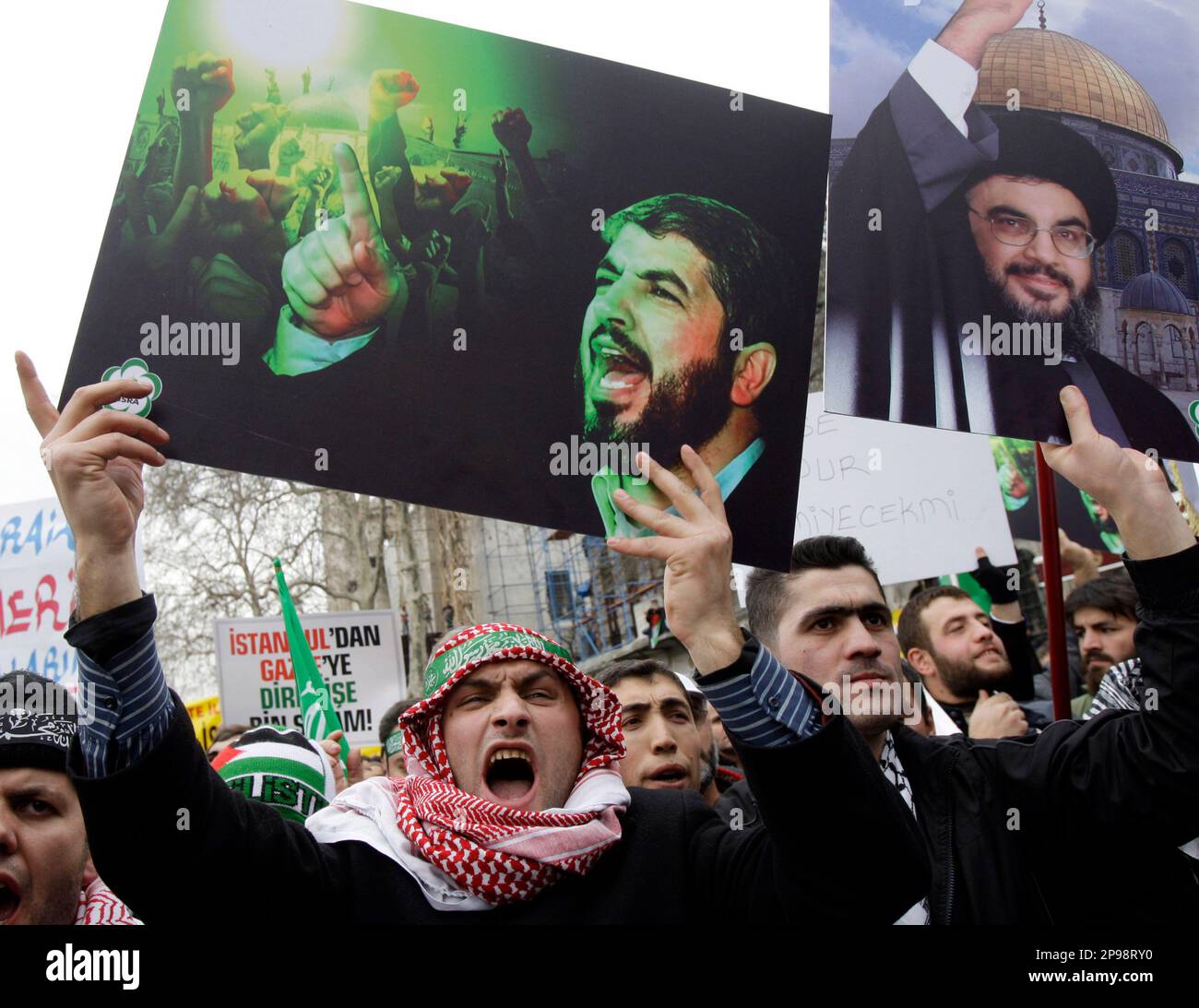 Turkish demonstrators chant Islamic slogans as they hold posters of Syrian-based Hamas leader Khaled Mashaal, left, and Hezbollah leader Hassan Nasrallah, right, during a protest against Israeli strikes on the Gaza Strip in Istanbul, Turkey, Friday, Jan. 16, 2009. Around 1,500 pro-Islamic protesters chanted "We're all soldiers of Hamas!", in an anti-Israel demonstration in Istanbul after Friday prayers. (AP Photo/Murad Sezer) Banque D'Images