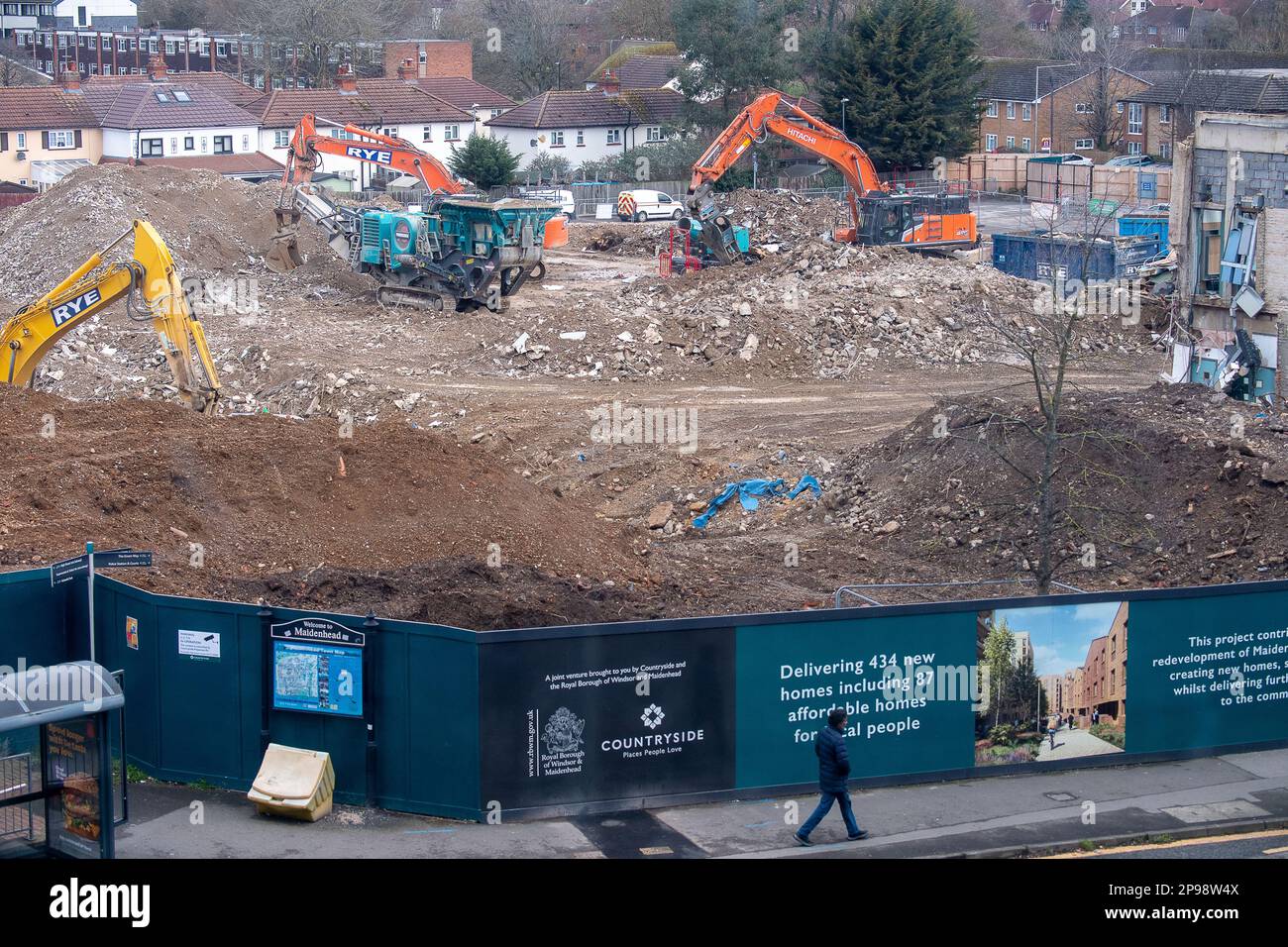 Maidenhead, Berkshire, Royaume-Uni. 10th mars 2023. La démolition de l'ancien centre de loisirs aimant et de la piscine intérieure du centre-ville de Maidenhead est presque terminée. L'aimant sera remplacé par 434 foyers dans le cadre du schéma de régénération de Maidenhead. Les travaux de démolition ont lieu à côté des maisons résidentielles et les résidents doivent supporter à la fois le bruit et la poussière des travaux de démolition. Crédit : Maureen McLean/Alay Live News Banque D'Images