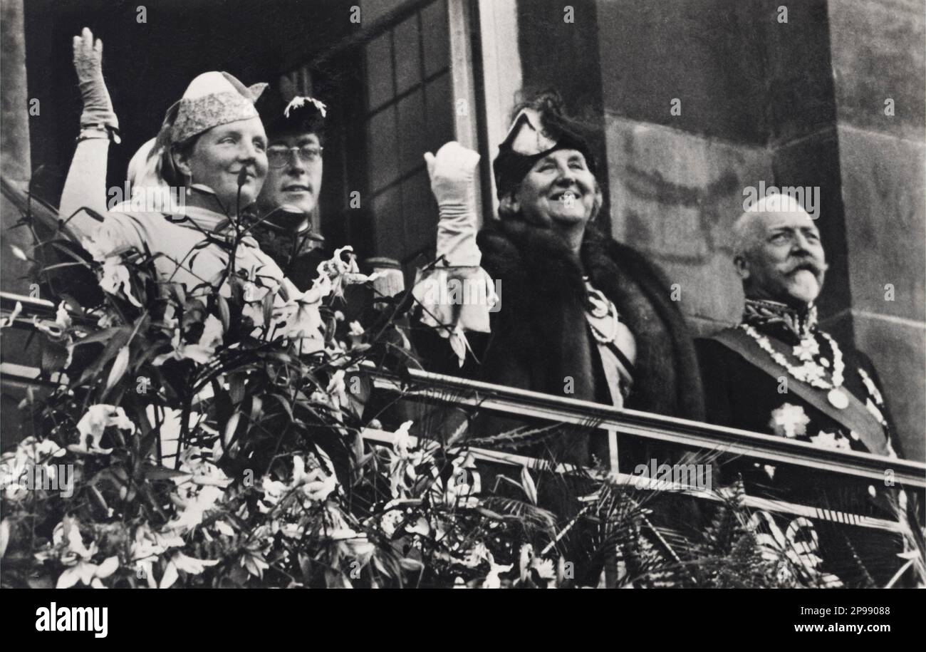 1938 , 6 septembre , Amsterdam , pays-Bas : la Reine WILHELMINA ( d'Orange-Nassau , 1880 – 1962 ) 40th anniversaire giubileum . Wilhelmina a été reine régnant du Royaume des pays-Bas de 1890 à 1948 et reine mère ( avec le titre de princesse ) de 1948 à 1962 . Dans cette photo avec sa fille JULIANA ( 1909 - 2004 ) et son groupe de femmes le prince BERNHARD des pays-Bas ( 1911 - 2004 ), prince de Lippe-Biesterfeld . Près de Wilhelmina son hosband Duke Heinrich Wladimir de Mecklembourg-Schwerin ( 1876 – 1934 ). Sur 4 septembre 1948, après un règne de 58 ans et 50 jours, Wilhel Banque D'Images