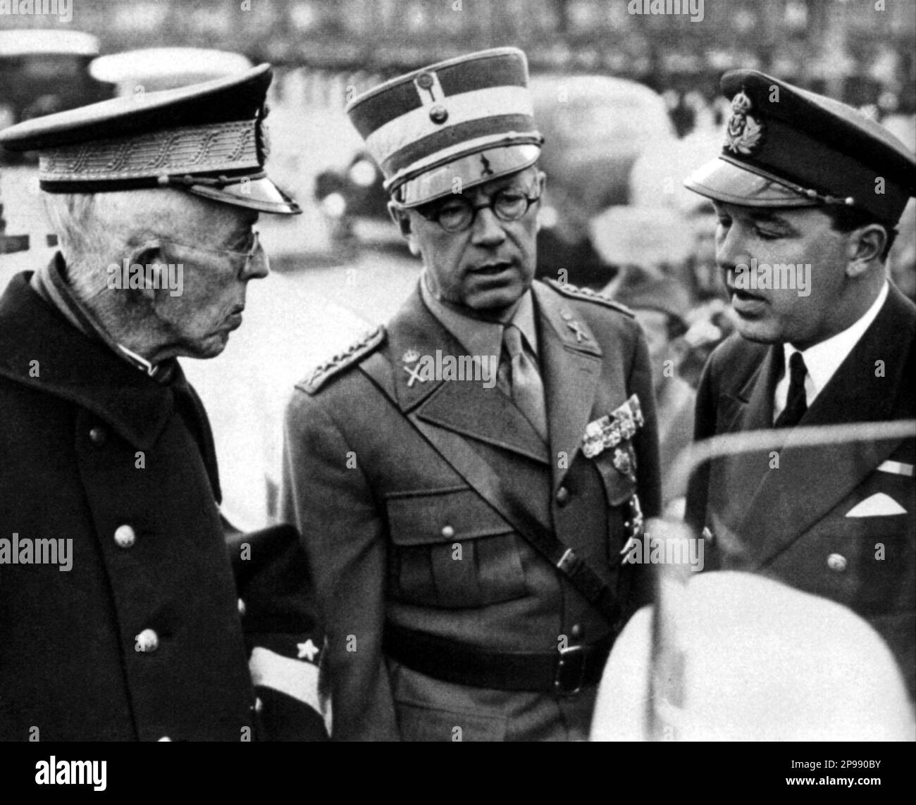 1943 ca : trois générations dans cette photo. Roi GUSTAF V de SUÈDE BERNADOTTE ( 1858 - 1950 ) avec son futur roi GUSTAV VI ADOLF de Suède ( 1882 - 1973 ) et petit-fils prince BERTIL de SUÈDE duc de Halland ( 1912 - 1997 ) - RE - NOBLESSE - Nobiltà - REALI - ROYALTIES - portrait - ritratto - Maison DE BERNADOTTE - SVEZIA - NORVEGIA - royalties - nobili - Nobiltà - Gustaf - Gustavo - Gustavo - Gustav - collier - Colletto - uniforme militaire - divisa uniforme militare - médailles - medaglie - medaglia - occhiali - lentille - Seconde Guerre mondiale - DEUXIA GUERRA MONDIALE - SECONDE GUERRE MONDIALE --- Archivio GBB Banque D'Images