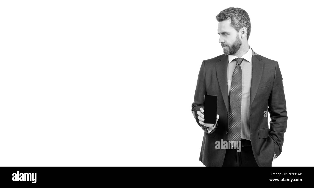 Commercial professionnel homme en costume tenir le dispositif mobile isolé sur l'espace de copie blanc, vendeur de téléphone Banque D'Images