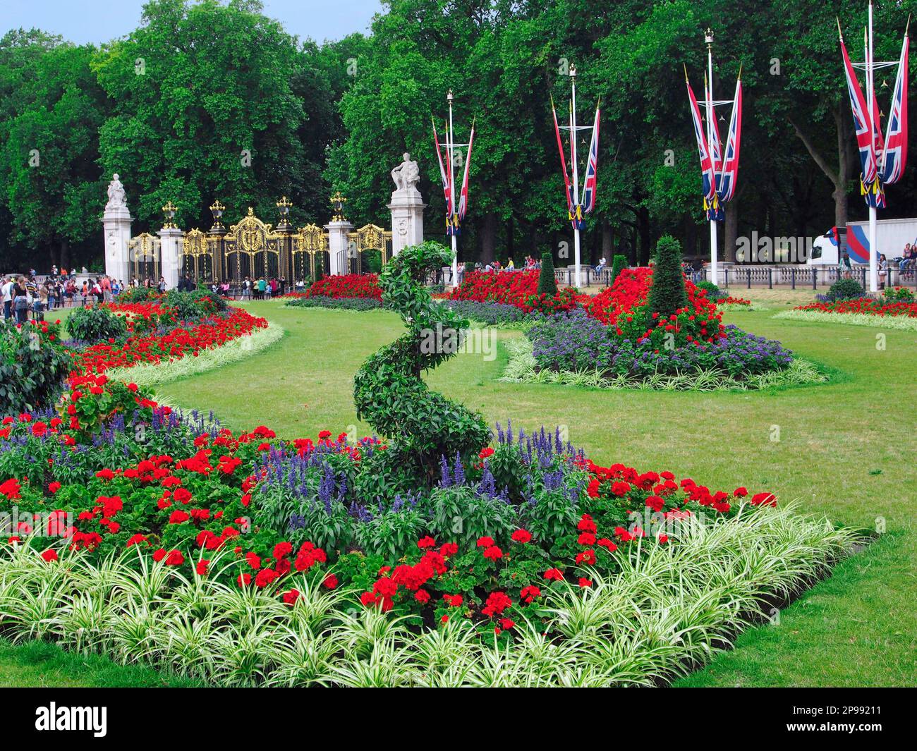Exposition de fleurs décoratives dans Memorial Garden, en face du palais de Buckingham à Londres, en Angleterre, avec la porte du Canada et le parc vert Banque D'Images