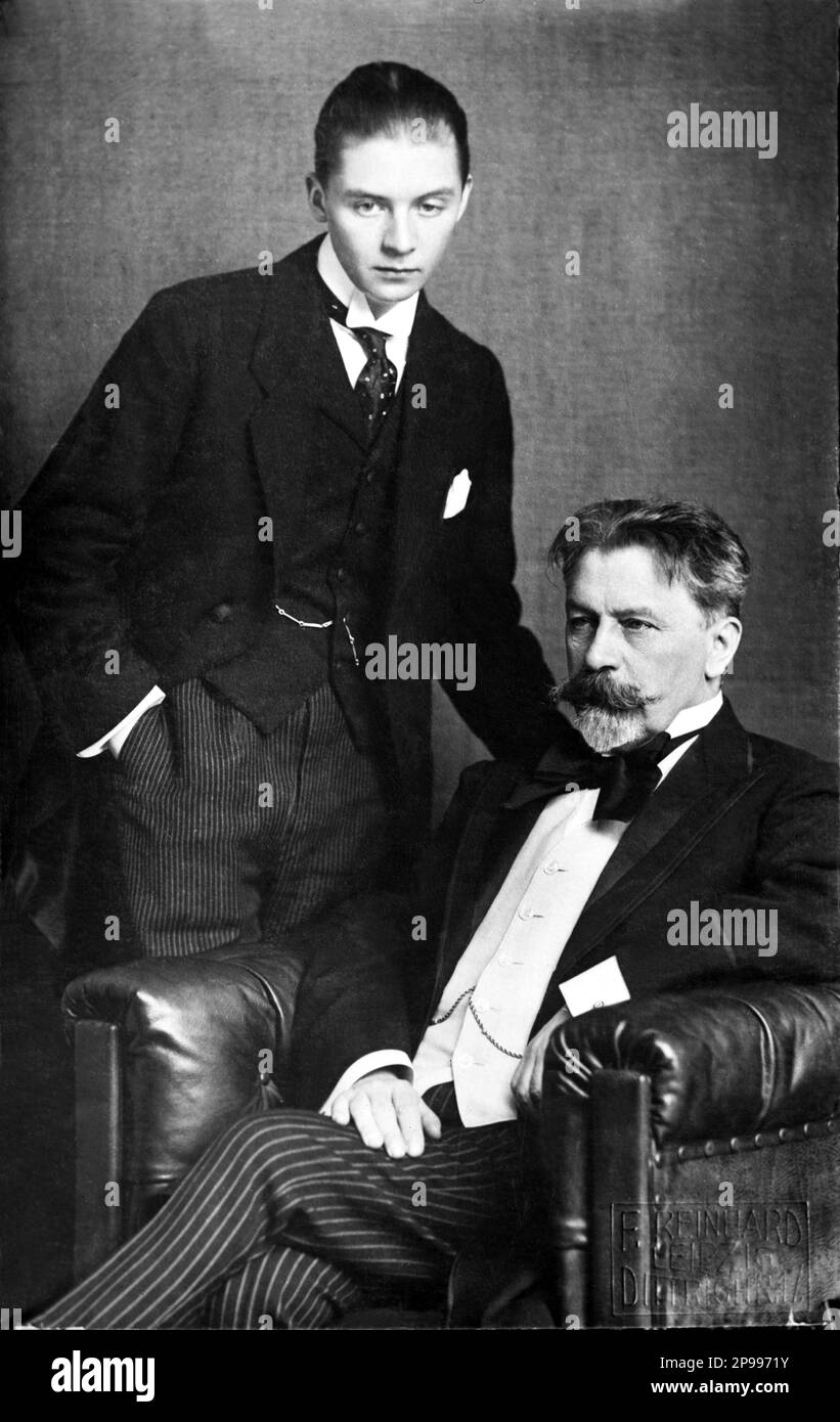 1910 ca : Le célèbre chef de musique hongrois - allemand ARTHUR NIKISCH ( Lebenyi Szent Miklos 1855 - Lipsing 1922 ).le 1 juillet 1885, Nikisch a épousé Amelie Heussner ( 1862 -1938 ), chanteuse et actrice, qui avait été engagée les années précédentes au théâtre de Kassel avec Gustav Mahler. Leur fils MITJA (1899 - 1936 ) devint plus tard un pianiste reconnu. Sur cette photo Nikisch sont avec son Mitja . En 1936, Mitja Nikisch s'est suicidée à Venise . Photo de F. Reinhard , Leipzing , Allemagne - NIKISH - Beethoven - DIRETTORE d'orchestre - MUSICISTA - OPERA LIRICA - MUSICA CLASSICA - classique - Banque D'Images