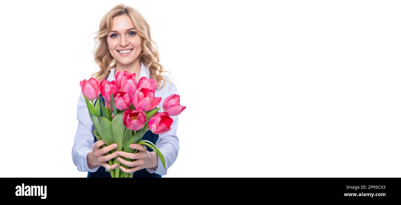 jeune femme souriante en tablier avec fleurs de tulipe de printemps isolées sur fond blanc. Femme isolée visage portrait, bannière avec espace de copie de maquette Banque D'Images