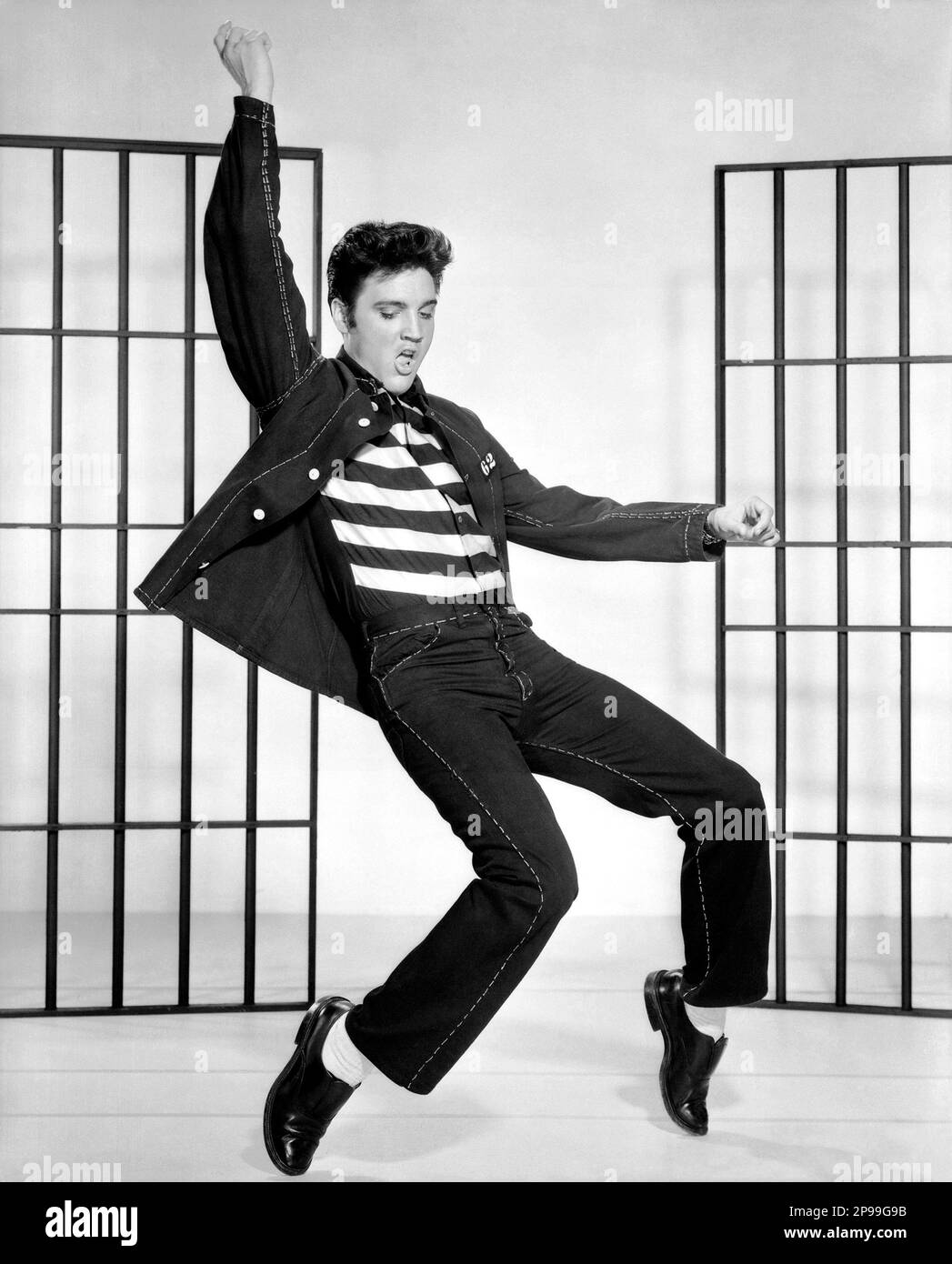 1957 : le célèbre Roi du Rocher n Roll ELVIS PRESLEY ( 1935 - 1977 ) dans LE ROCHER DE JAILHOUSE (il délinquant del Rock 'n Roll ) Par Richard Thorpe - MUSIQUE POP - ROCK - MUSICA LEGHERA - portrait - ritrato - musicista - musicien - FILM - FILM - CINÉMA - cantte - chanteur - danse - danse - danse - danse - jeans - carcerere - carcerato - emprisonné ----- ARCHIVIO GBB Banque D'Images