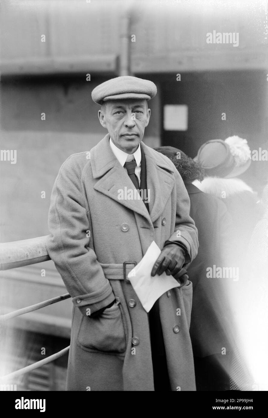 1920 ca : le compositeur et pianiste russe SERGEI RACHMANINOFF ( Sergej Vasill'evic Rahmaninov - Sergej Vasilyevitch Rachmaninov ) (Vélikij Novgorod, Russie 1873 – Beverly Hills, USA 1943 ) . Il a eu un grand succès avec l'Opéra ALEKO , quatre concertos pour piano et beaucoup d'autres œuvres . Il était l'un des plus grands pianiste de son temps . Photographie de bain , New York - PIANISTA - COMPOSITORE - OPERA LIRICA - CLASSICA - CLASSIQUE - PORTRAIT - RITRATTO - MUSICISTA - MUSICA - chapeau - cappello - gants - guanti - manteau - cappoto - CRAVATTA - TIE - - - ARCHIVIO GBB Banque D'Images